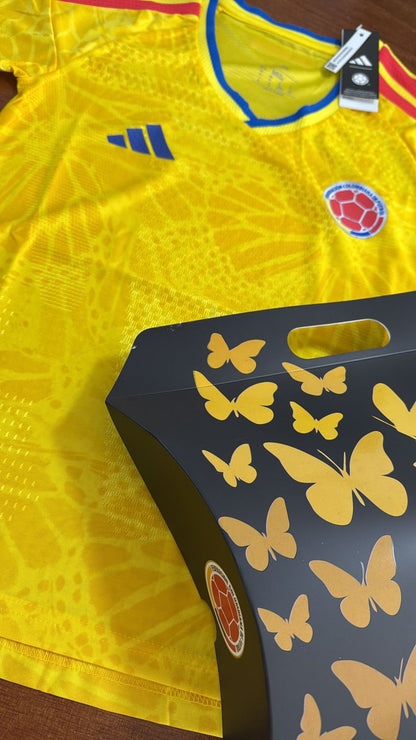 CAMISETA OFICIAL COLOMBIA 2026 🇨🇴
Edición Pasión Mundialista

🎁 Incluye caja personalizada GRATIS